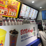 金のとりから - 次から次へと若者が入ってきます。