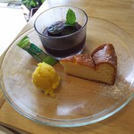 壱弐参 CAFE - デザートセット
      チーズケーキと葡萄のゼリーとオレンジシャーベット
      おまけ付(ルマンド)