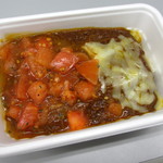 ミートカレーズ DELI - カレーＢＯＸ２点盛り（ミートカレー、チーズ、バジルトマト）　６３０円