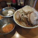 ラーメン二郎 - ●小豚(ニンニク,アブラ)+フライドガーリック生玉子