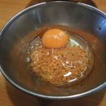 ラーメン二郎 - ●フライドガーリックと生玉子を混ぜてみる