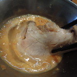 ラーメン二郎 - ●フライドガーリック生玉子ですき焼き風