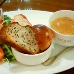 サロン・ド・テ・アンジェリーナ - セットのサラダ、パン、スープ