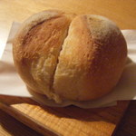 rat&sheep - この自家製丸パン、熱々で小麦の味がしっかりして美味しいです。