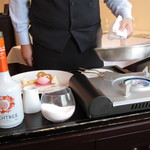 ラ メゾン ドゥ グラシアニ - 神戸・平井農園の桃を調理中。