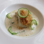 ラ メゾン ドゥ グラシアニ - サラマンドルした淡路産スズキ　ソテーした丹波・なゆた農場の胡瓜 自家製のアンチョビバター オリーブオイルで揚げたパン粉 胡瓜のオイルとピューレ コリアンダーや白コショウの風味を付けた白ワインをベースにしたソース