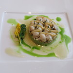 ラ メゾン ドゥ グラシアニ - 丹波篠山・吉良農園のズッキーニと赤穂の冨田水産の内海のアサリのプレゼ（蒸し煮）アサリの旨味にクリームを加えたソース 芽ネギのオイル