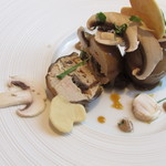 ラ メゾン ドゥ グラシアニ - 北区のシャンピニオンのデュクセルを入れたフォアグラの一皿 マデラやベルモットを使って香り付けをしたジュレを入れたキノコのブイヨン 生のキノコ カリカリに焼いたパン生地 キノコのピューレ 白ワインビネガーとホワイトバルサミコを煮詰めたソース 