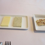 ラ メゾン ドゥ グラシアニ - ノルマンディーのバター・海苔のバター・淡路の玉ねぎのフライドオニオンバター