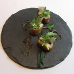 ラ メゾン ドゥ グラシアニ - 今が旬、揖保川の鮎と黒大蒜のピューレ 薄く切って焼いた食パン 揖保川のクレソンのピューレ 