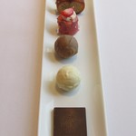 ラ メゾン ドゥ グラシアニ - お茶菓子（カルガモンのマカロン、フレッシュチーズとイチゴのロールケーキ、黒トリュフのパウンドケーキ、リキュールのベイリーズ・カモミールのチョコトリュフ、玉ねぎと塩のチョコレートタブレット）
