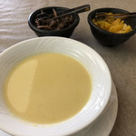 キッチン・スパイス - ランチのコーンスープと漬物2種