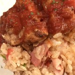 チロル - ごま油味炒めご飯の上に洋風味のチキンソテー