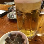 亀松 - 生ビールにお通し。