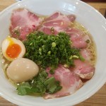 Chuukasoba Shin - 中華そば大盛りチャーシュー、半熟煮卵、青ねぎトッピング