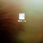 ダイニングバー MO-JI - 」外観（入口ロゴ）