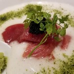 麺屋 六感堂 - 元祖 冷製 本マグロと自然薯の山かけラーメン（エスプーマ仕立て）麦めし付き