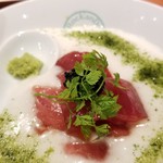 麺屋 六感堂 - 元祖 冷製 本マグロと自然薯の山かけラーメン（エスプーマ仕立て）麦めし付き