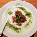 麺屋 六感堂 - 元祖 冷製 本マグロと自然薯の山かけラーメン（エスプーマ仕立て）麦めし付き