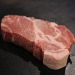 韓国焼肉専門店 ヤキバンザイ - 3.5センチの厚切り豚肩ロースは国産肉使用