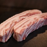 韓国焼肉専門店 ヤキバンザイ - 3.5センチの厚切りサムギョプサルは国産肉使用