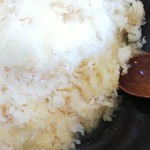 かどしげ農園 カキ氷店 - 下の方は色はりんごジュース？