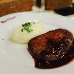 ラ・ベットラ・ダ・オチアイ - 牛フィレ肉のグリル 赤ワイン風味のグリーンペッパーソース