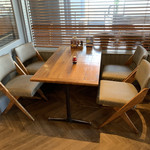 ビストロ エンドウ - 奥のテーブル