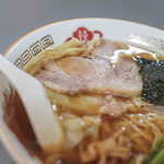 宝来家 - "餛飩湯麪（こんとんそば）"、叉焼（×やきぶた、〇にぶた）