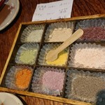 金の独楽 - 左上から
            北海道昆布　くんせい　赤ワイン
            わさび　　　ウコン　　ヒマラヤ岩塩
            パプリカ　　紅茶　　　藻塩