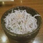 Uokagi Shokudou - シラスの下にオクラその下に豆腐が入ってます。豆腐がトロトロで美味しい