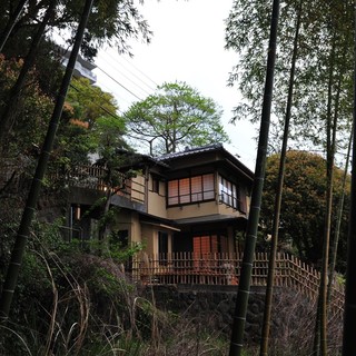 旧料亭を改装した海を臨む3部屋の個室