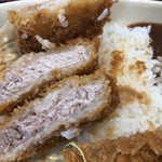 小さな食堂福ろう - とんかつは厚いが、結構叩きましたね！繊維がズタズタです！凄く柔らかいけど・・・存在感は・・・⁈