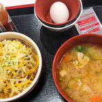 すき家 - 「とろ～り3種のチーズ牛丼」（440円）＋「とん汁おんたまセット」（240円）。