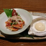 Washoku Izakaya Maru Ni Sekiguchi - お通し 500円　いか焼き。甘辛い味付け