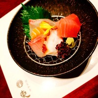 個室和食 東山 新宿本店 - 本日の鮮魚五種盛り   本マグロ中トロ.マダコ.かんぱち.サーモン.真鯛