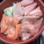 大賢水産 - 本マグロ養殖丼大盛、サーモントッピング　1250円