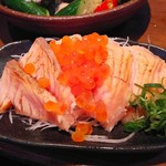 明石八 - 炙りサーモン四角いイクラ載せ