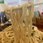 極濃タンメン フタツメ - 「濃厚タンメン」「野菜増し」「麺大盛り」麺リフト。麺は自家製の機械打ち角刃麺、平打ちの極太縮れ麺だ。麺量は一人前並盛りで、茹で前 200g、「麺大盛り」は、100g 増量の茹で前 300g である。