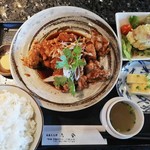 鳥舎 - 油淋鶏ランチ  ９００円(税込)  ご飯大盛は＋１００円  サイドは鶏スープ、たくあん、卵焼、ハム？入のカレー風味ポテサラ。