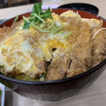 美川食堂 - 料理写真:かなり大盛りのカツ丼。ご主人のサービス精神がうかがえます。