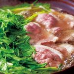 红鸭和有机蔬菜的盐锅