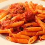 成熟番茄的意式辣番茄醬義大利面