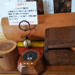 千寿 竹やぶ - 卓上
      左から(三味唐辛子・呼出ボタン・塩の入った箱)