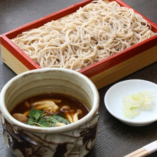 蕎麦屋ならではの一品と、毎日挽きたての国産二八蕎麦
