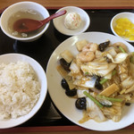 Gyouzaentomiokanosato - 海老とイカと鶏肉の炒め定食