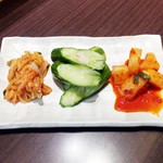 東海苑 - キムチ盛合せ。