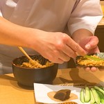 鮨 由う - プリン巻き作っています。