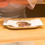 鮨 由う - のどぐろ調理中