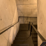 鮨 由う - 階段おります